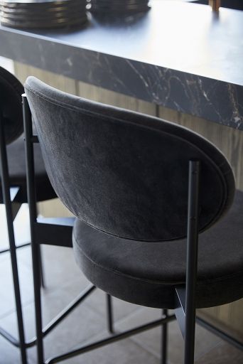 Detailaufnahme des Series 430 Barhockers von Verpan, 65 cm hoch, mit schwarzem Samtbezug und Metallgestell.