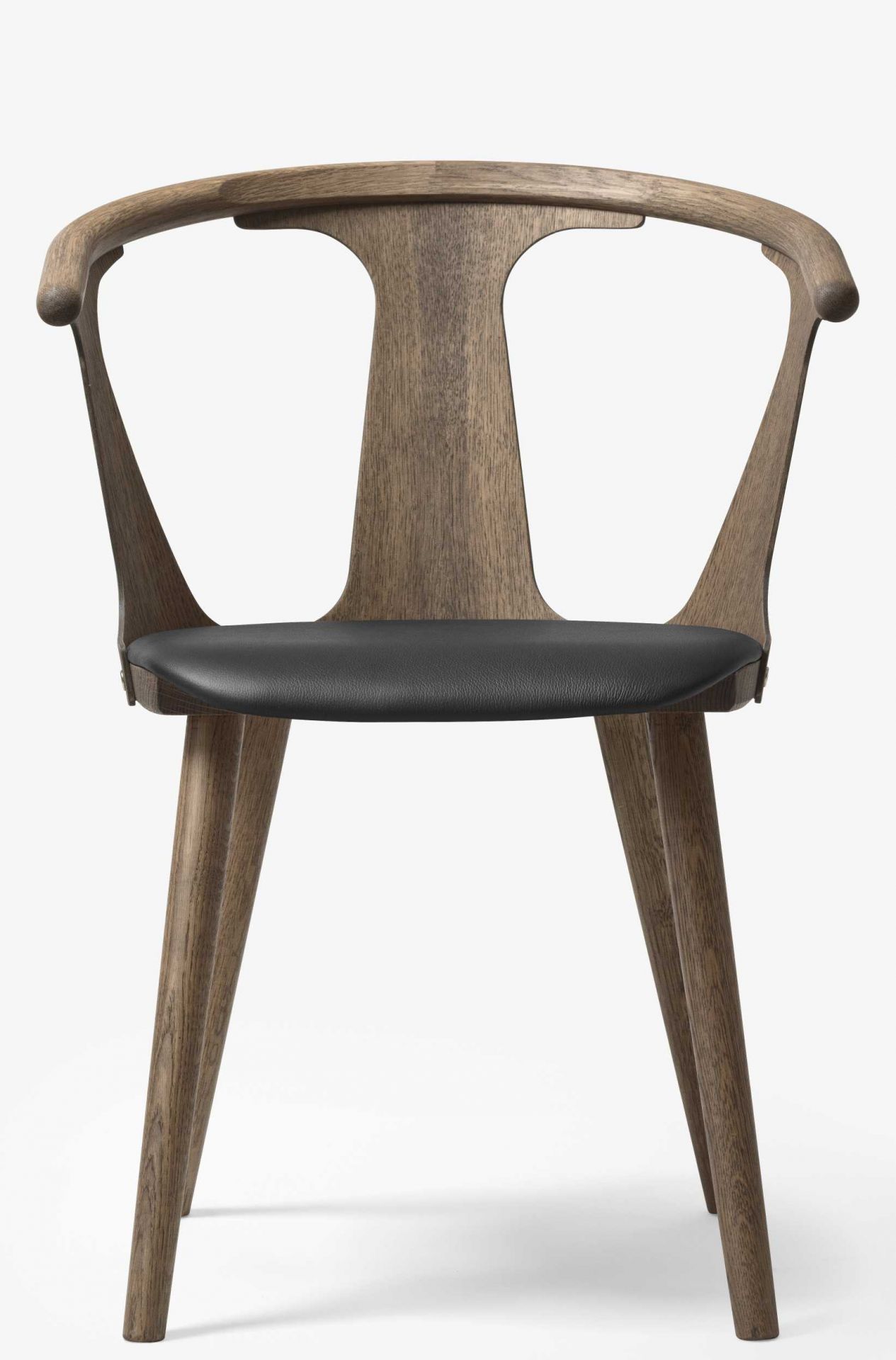 In Between Armchair SK2 von AndTradition: Holzstuhl mit Armlehne und schwarzem Sitzpolster.