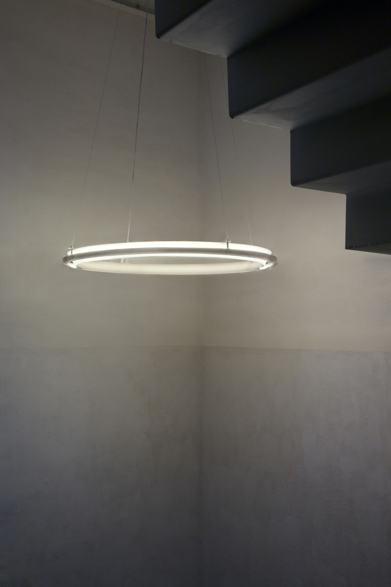 Nimba Pendelleuchte von Santa & Cole, modernes Design mit kreisförmigem Lampenschirm und sanftem Licht.