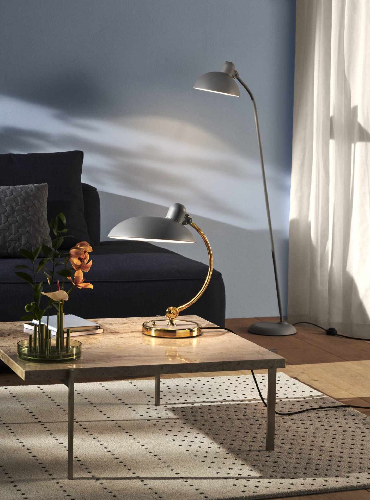 Nahaufnahme der grauen Kaiser Idell 6631 T Tischleuchte von Fritz Hansen auf einem Tisch.