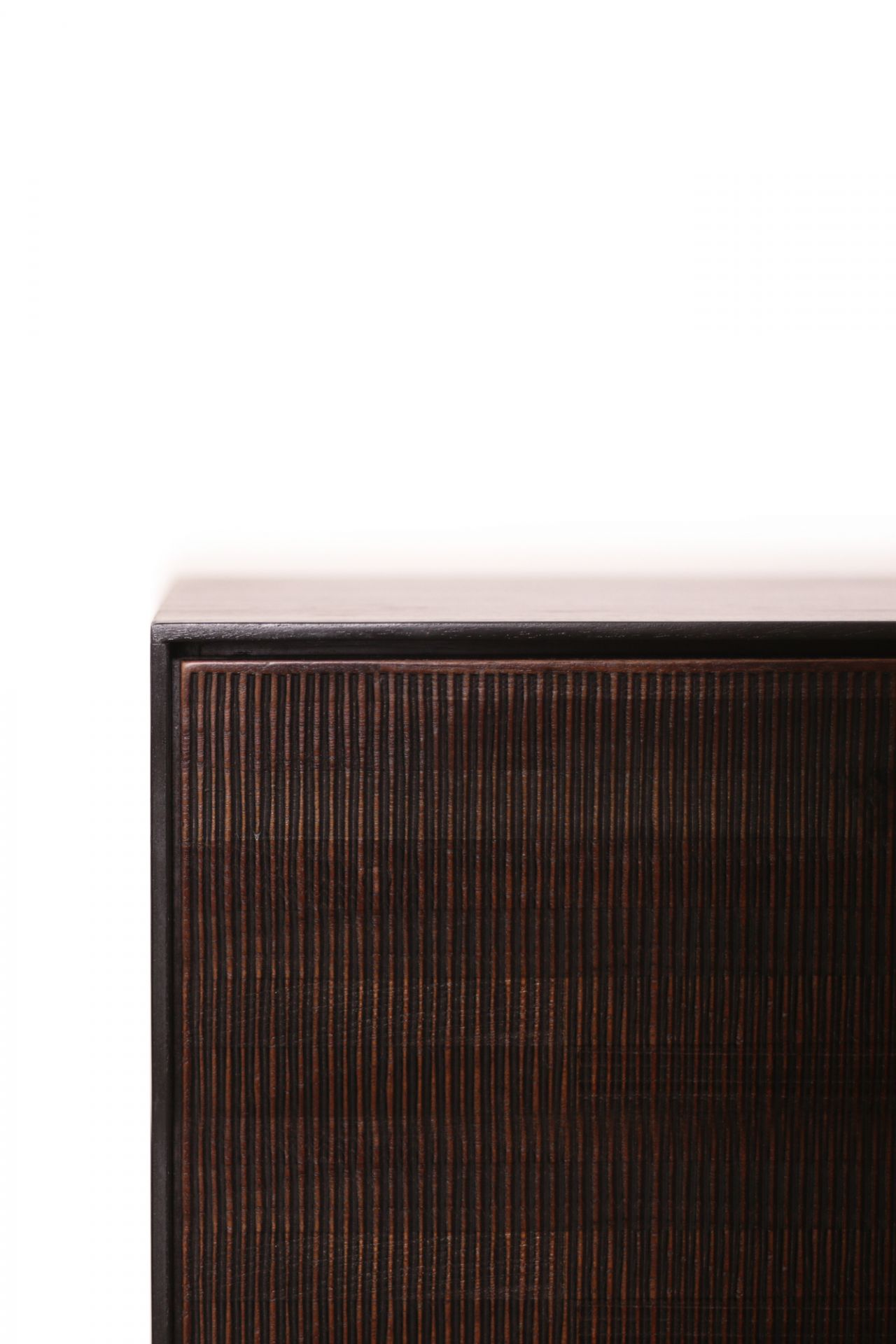 Detailaufnahme der Ethnicraft Teak Grooves Anrichte mit vier Türen, gefertigt aus massivem Teakholz mit markanter Rillenstruktur.