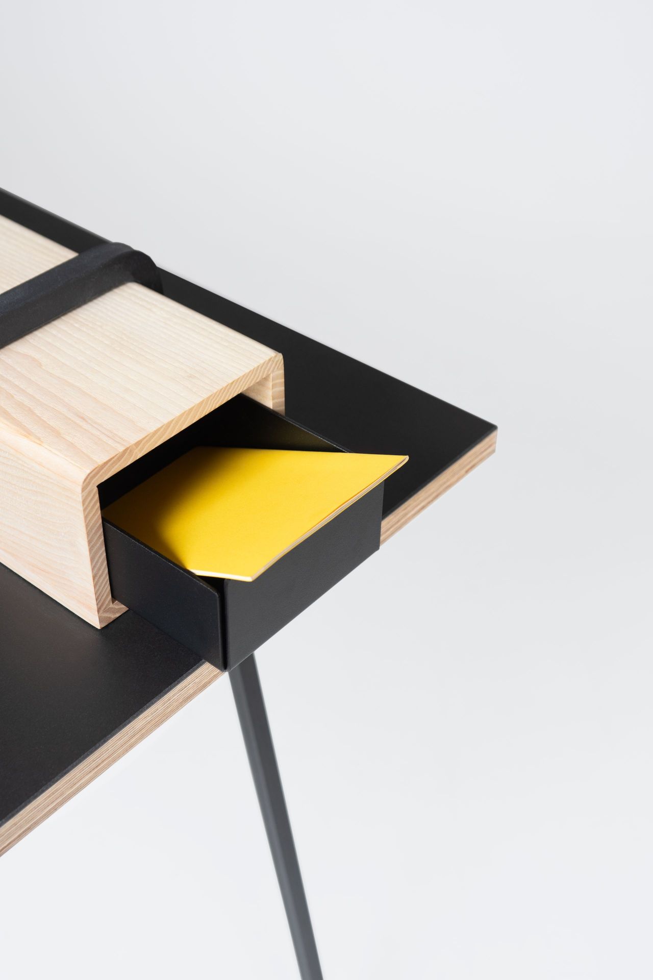 Kurt Sekretär von Nils Holger Moormann mit Schublade in Schwarz und Gelb, minimalistisches Design.