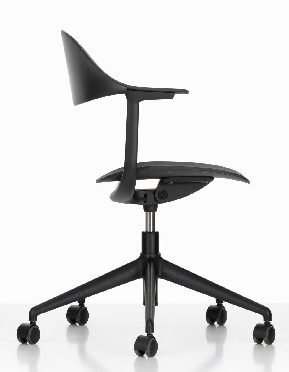 Schwarzer Mynt Bürodrehstuhl von Vitra, ergonomischer Schreibtischstuhl mit Kunststoff-Sitz und Rückenlehne, seitliche Ansicht.