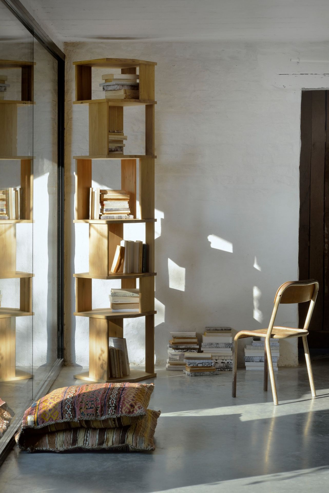 Ethnicraft Stairs Column Säule aus Eiche, modernes Bücherregal mit Büchern in einem hellen Raum.