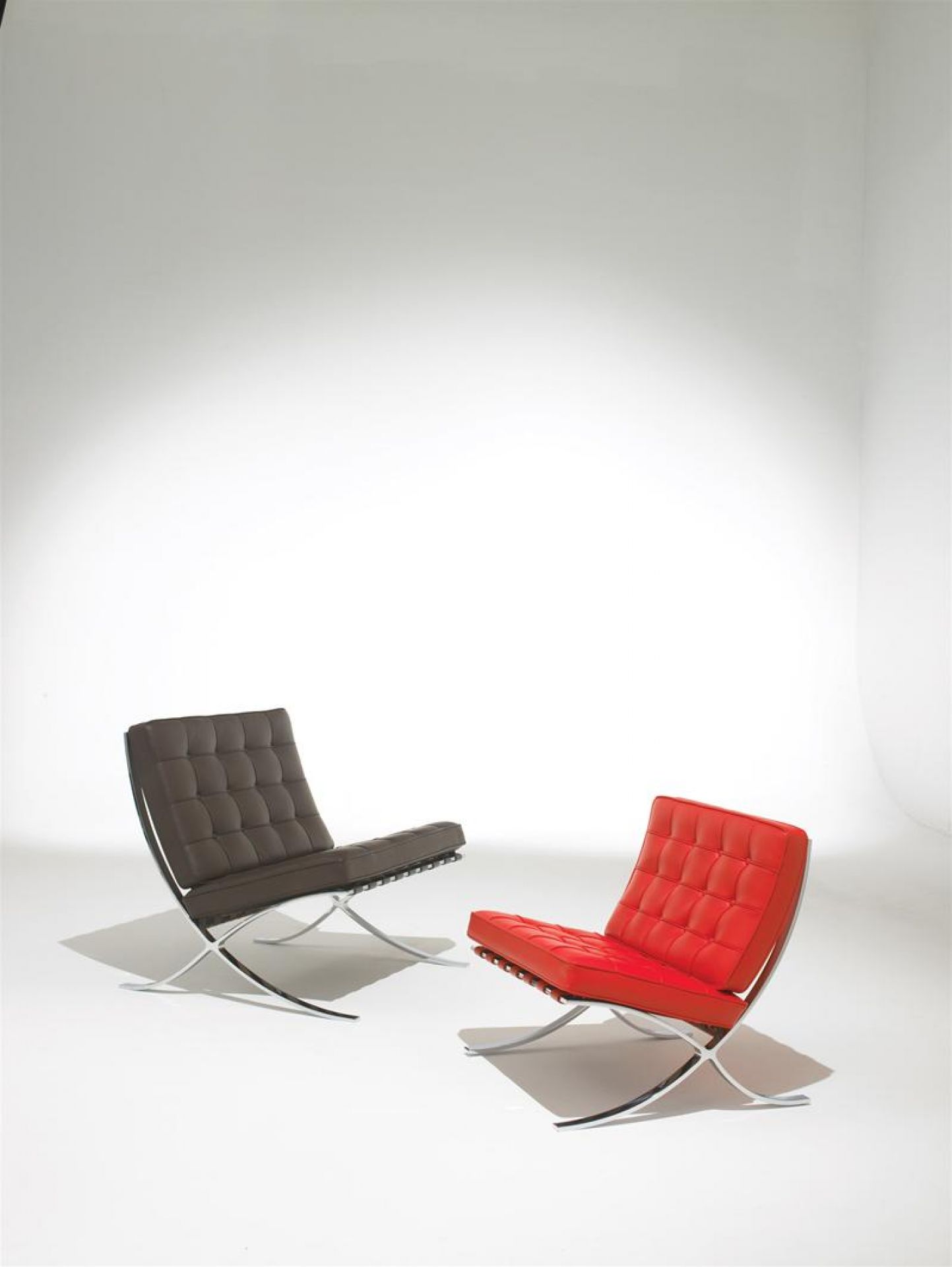 Zwei Barcelona Sessel von Knoll International in Rot und Braun mit verchromtem Stahlgestell.