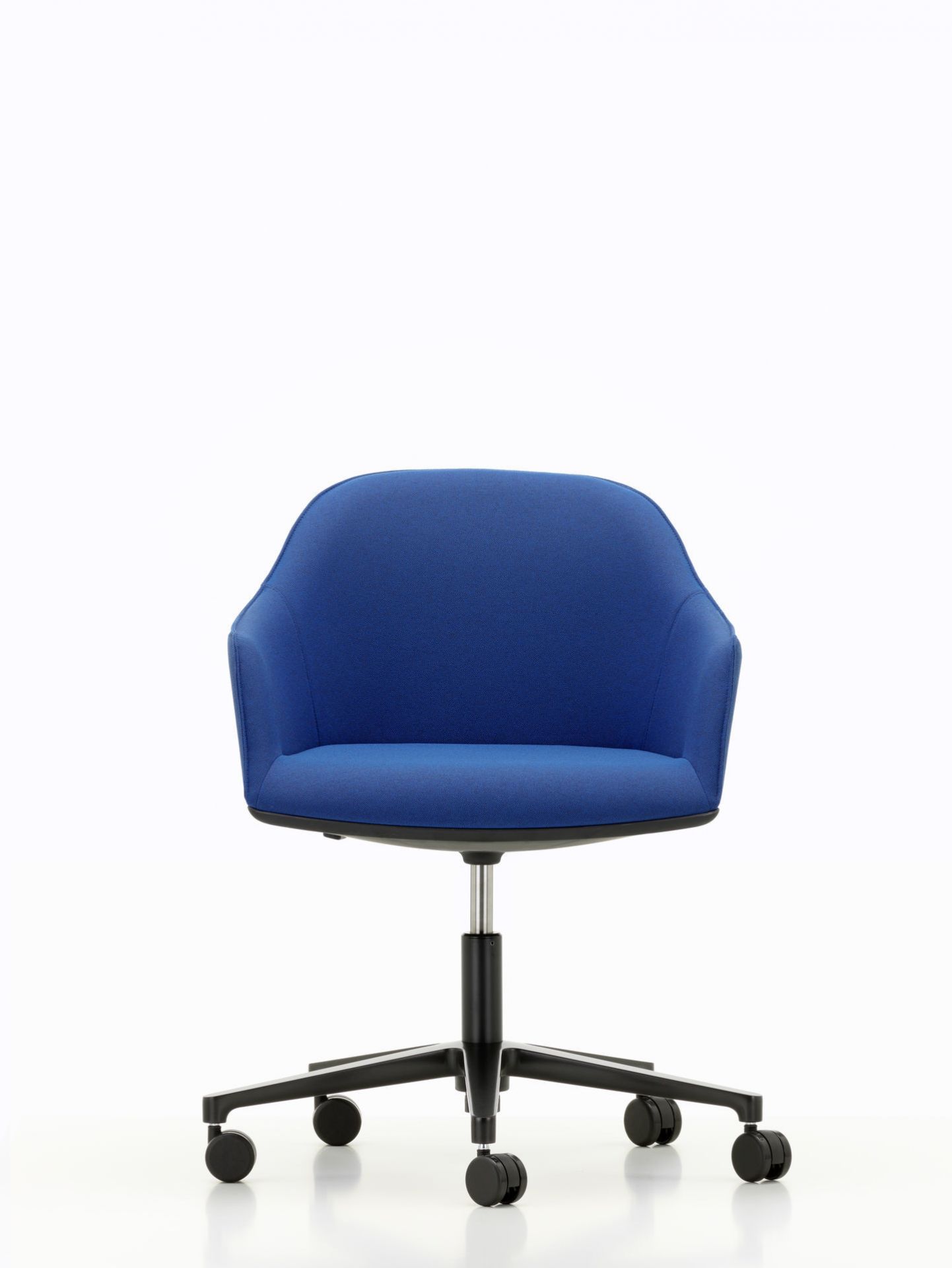 Blauer Vitra Softshell Chair Drehstuhl mit Fünfsternfuß und Rollen vor weißem Hintergrund.
