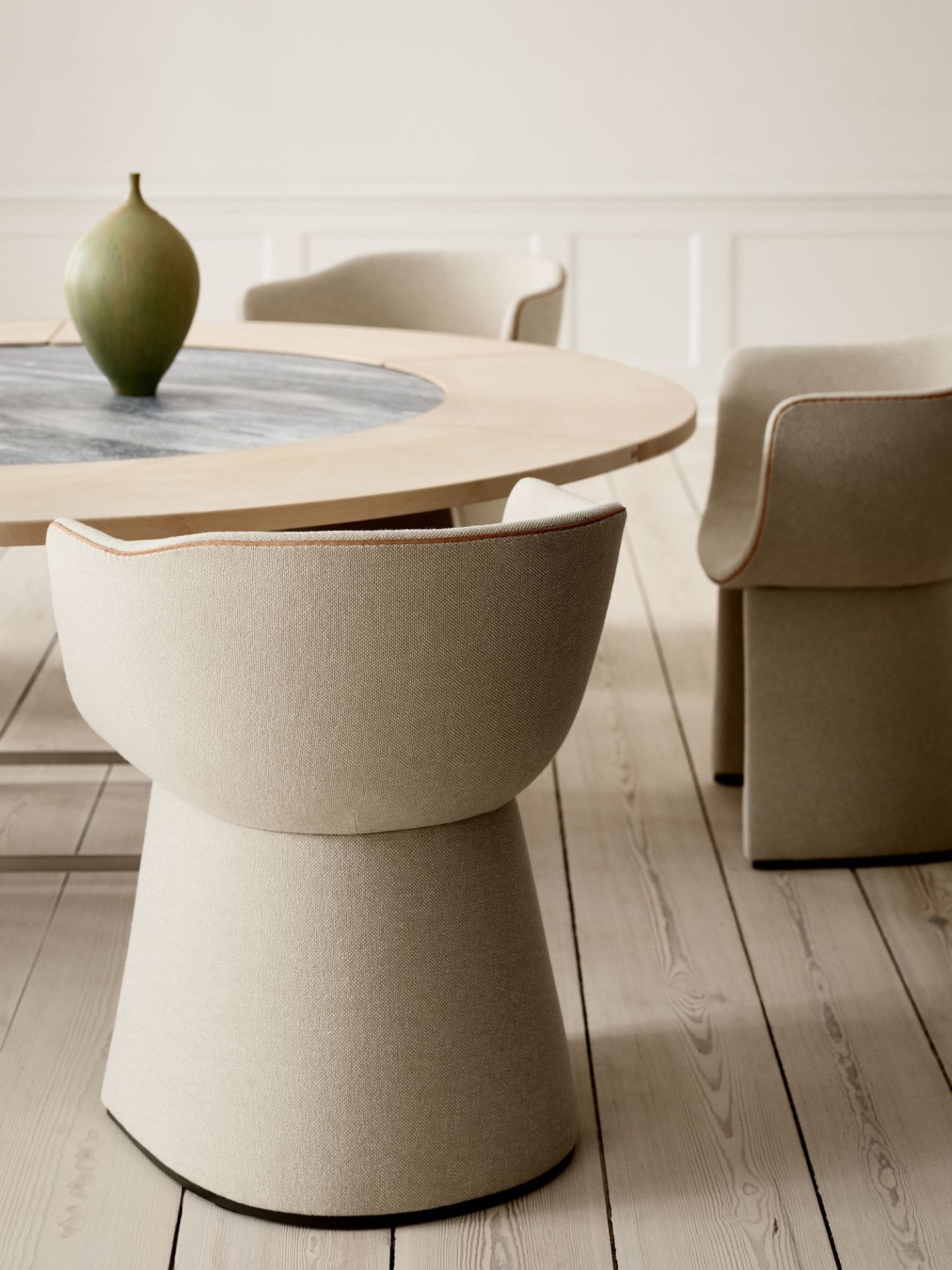 Monolit Stuhl von Fritz Hansen, gepolsterter Loungesessel in Beige am Esstisch, modernes Design.