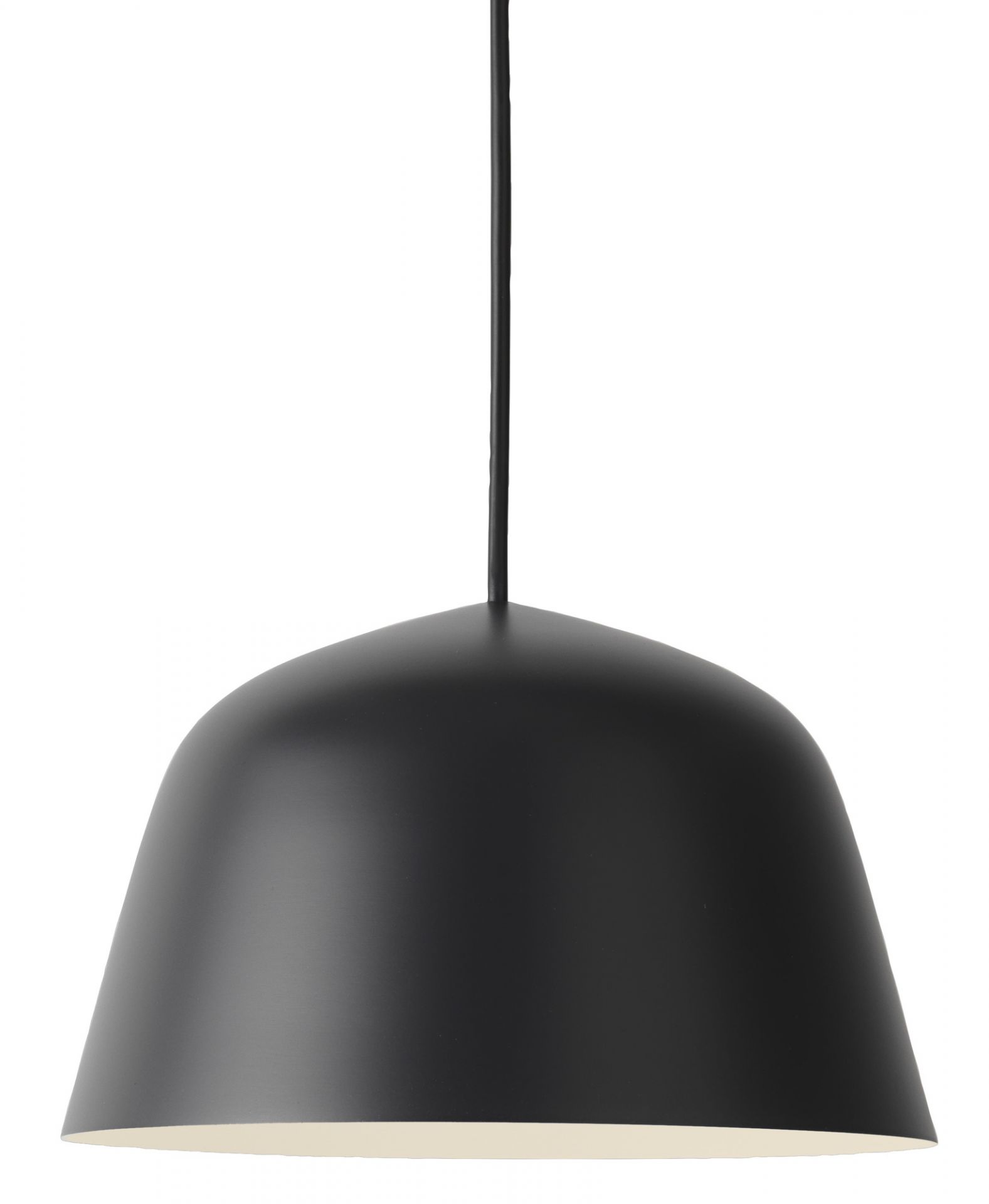 Schwarze Ambit Pendelleuchte von Muuto mit sanftem Lichtschein, moderne Hängelampe für stilvolle Innenräume.