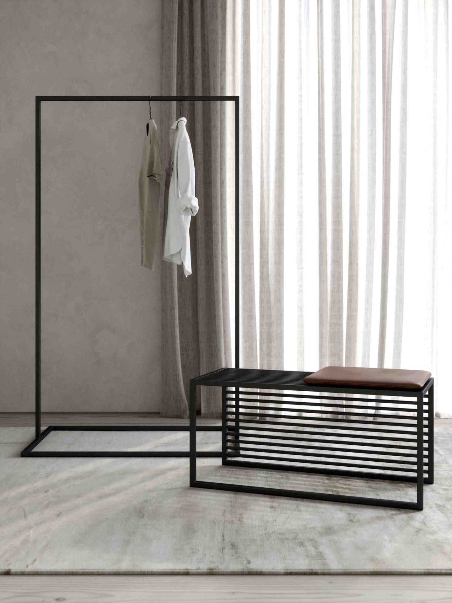 Novoform Element Bank mit schwarzem Metallgestell und braunem Sitzkissen, kombiniert mit minimalistischer Kleiderstange.