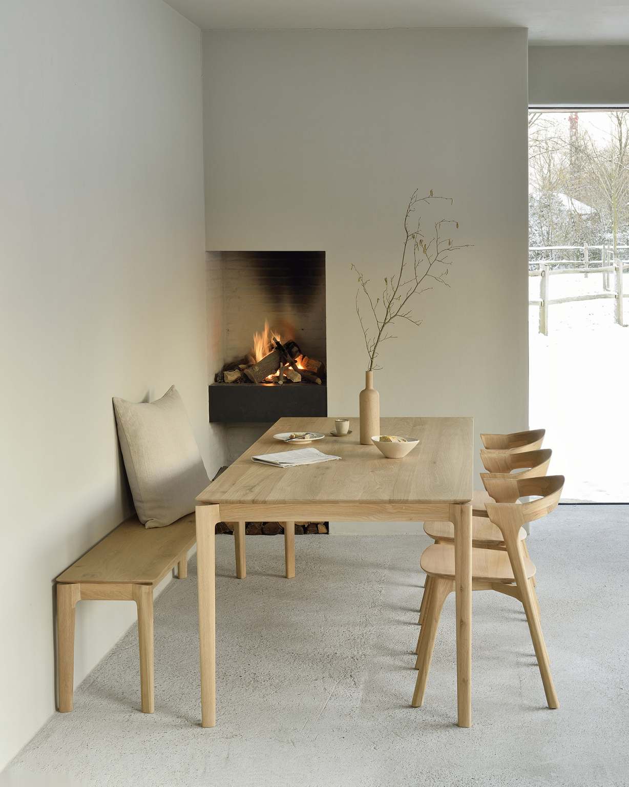 Graues Lin Cushion Kissen 50x50 cm von Ethnicraft auf einer Holzbank in Wohnraum-Szene.
