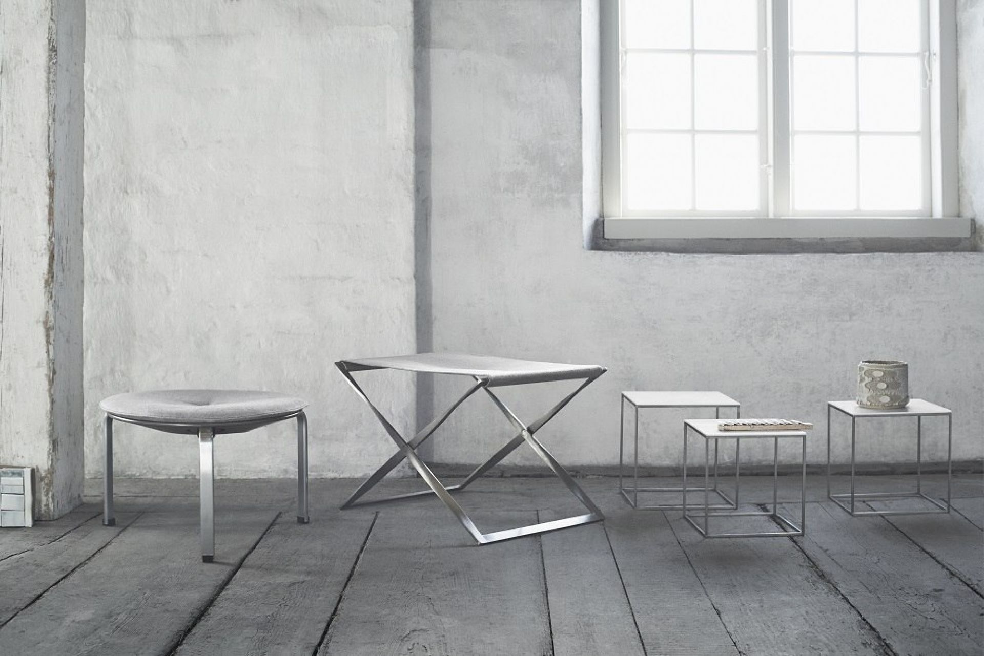 PK33 Hocker von Fritz Hansen, grauer Stoffbezug und Stahlgestell, modernes Design für Wohnzimmer und Büro.