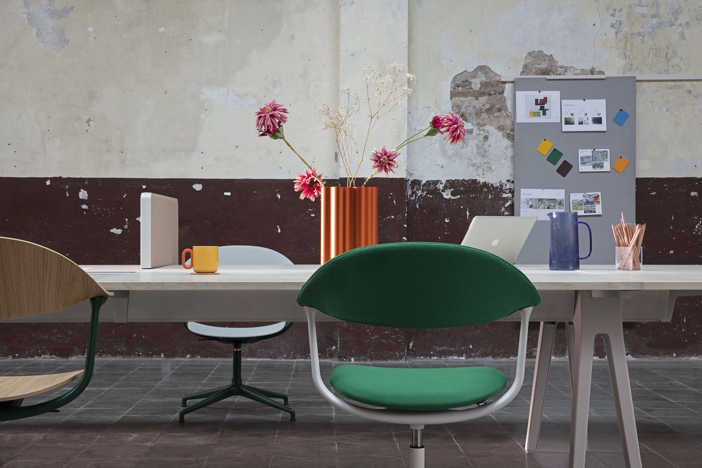 Mynt Bürostuhl von Vitra mit Holzlehne und grüner Sitzfläche am Schreibtisch.