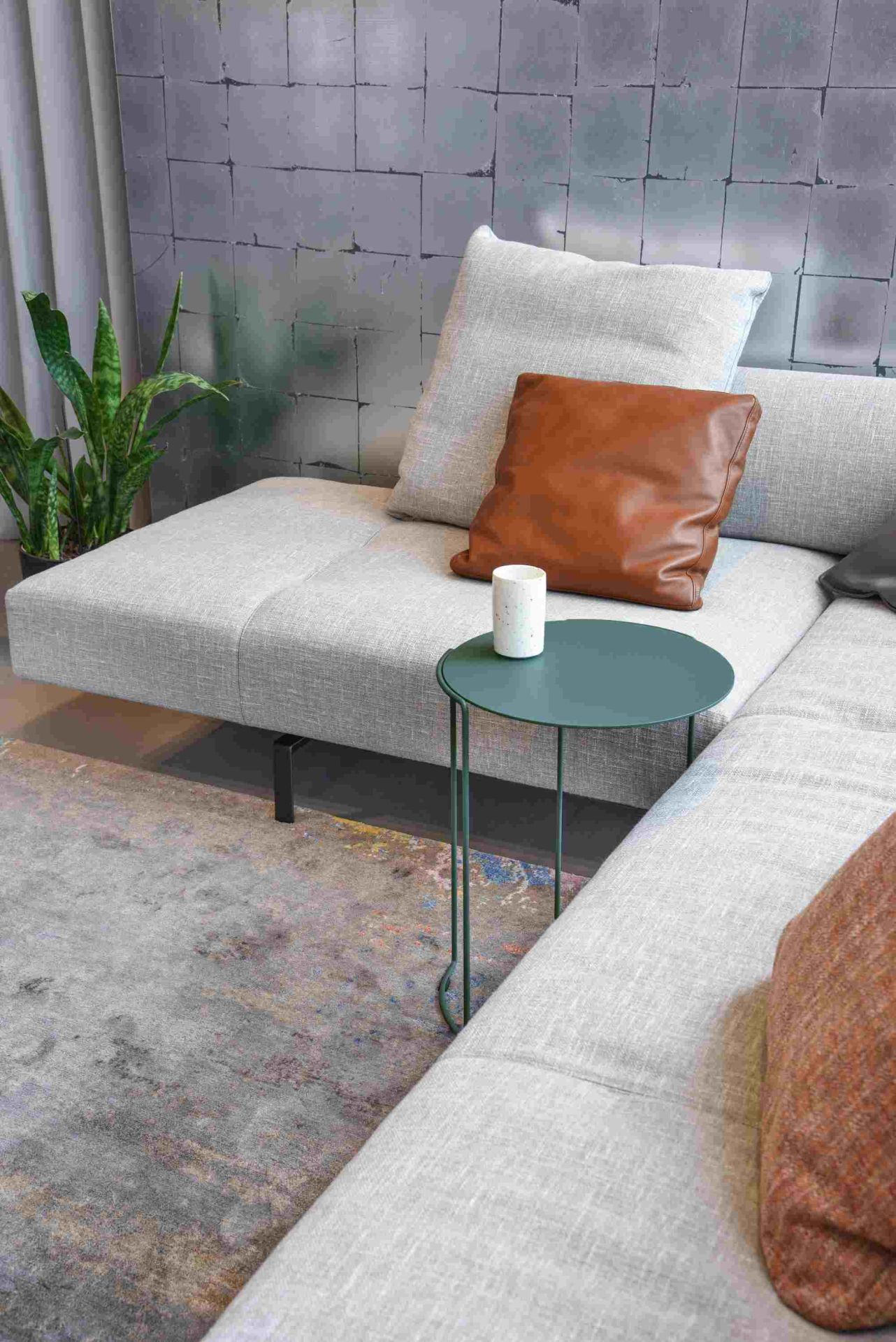 Helles Muud Sofa von Walter Knoll mit Kissen und Beistelltisch im Wohnzimmer.