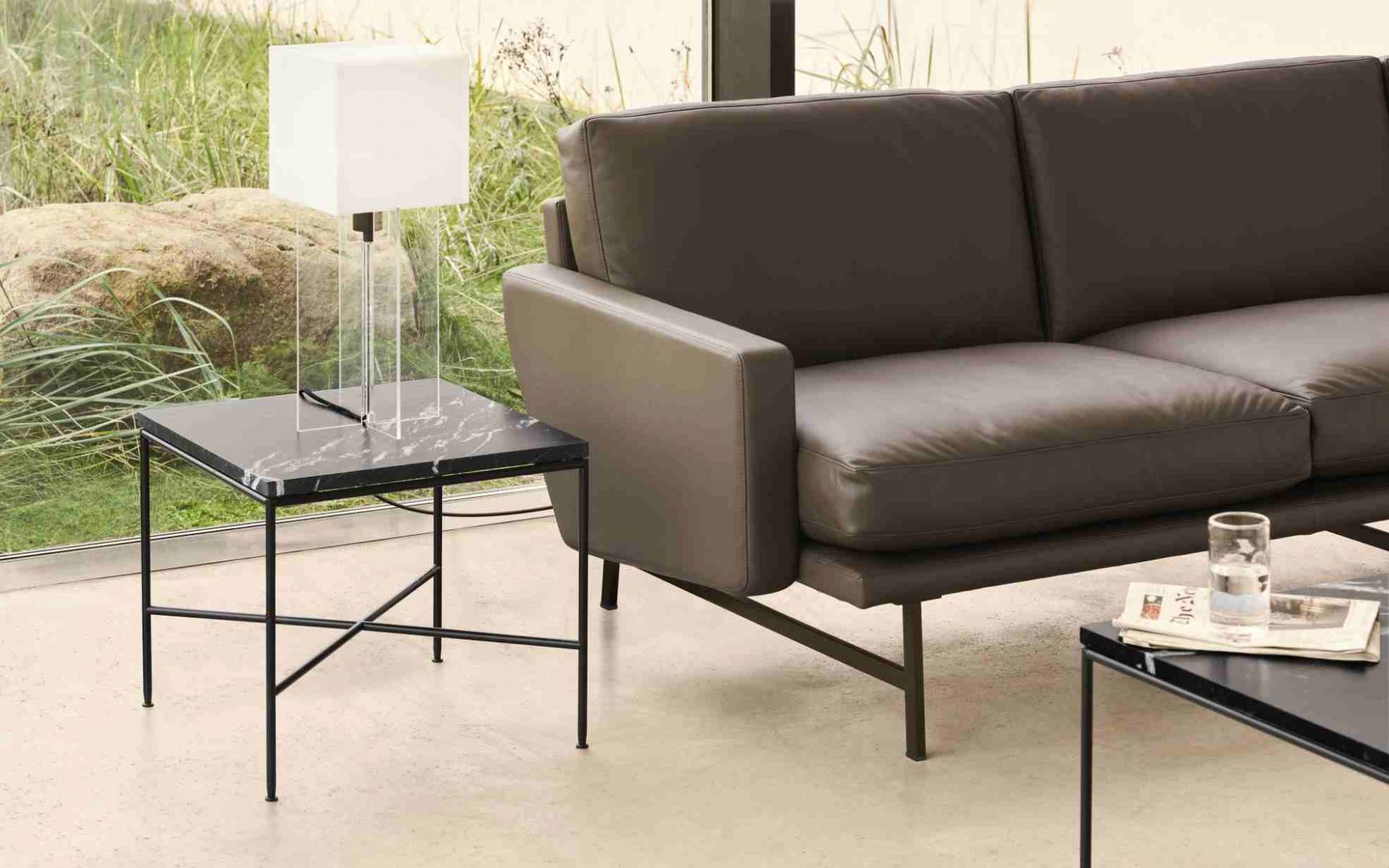 Braunes Lissoni Sofa von Fritz Hansen mit Beistelltisch aus Marmor und moderner Lampe.