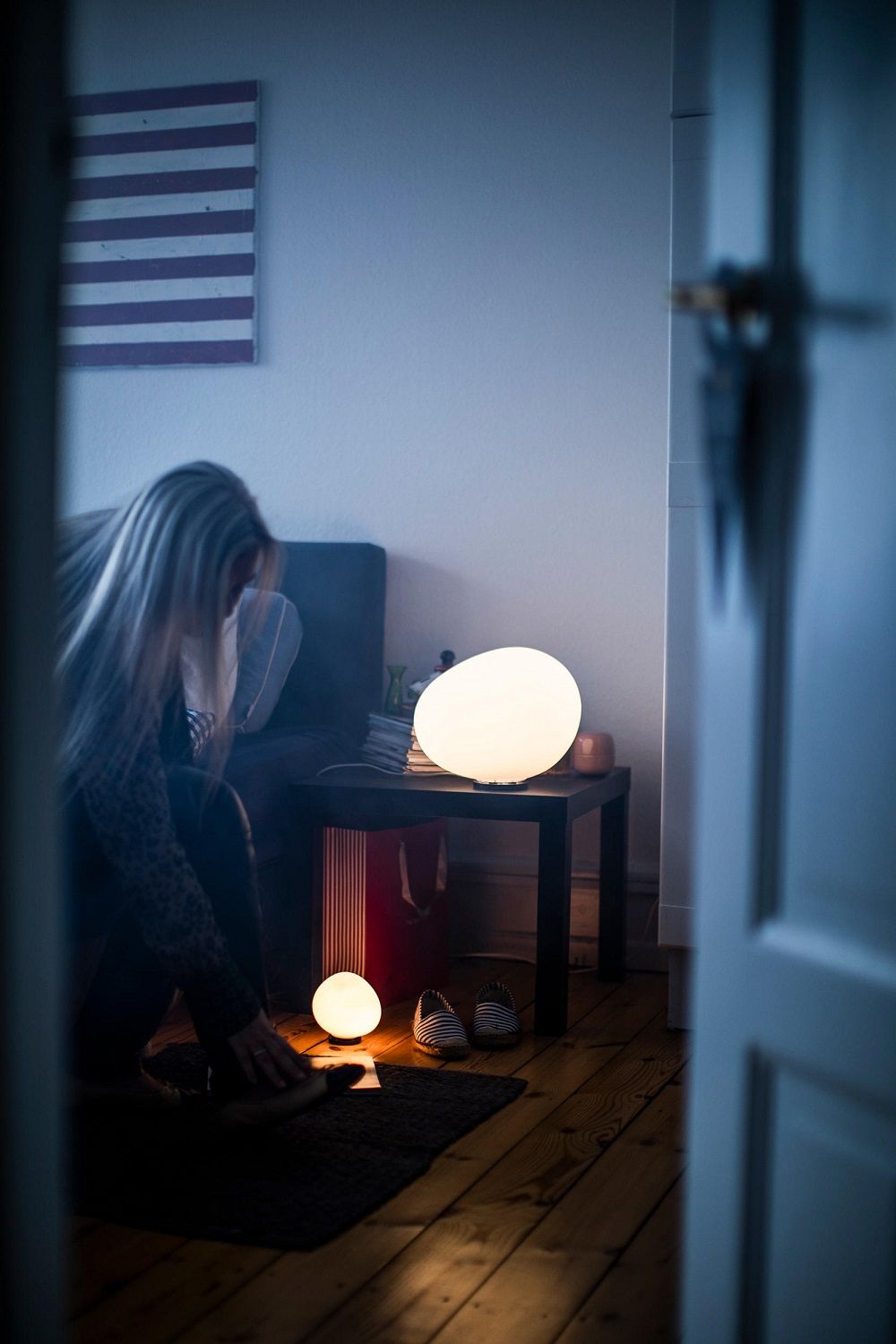 Gregg Tischleuchte von Foscarini auf Nachttisch, warmes Licht im Schlafzimmer, moderne Designlampe.
