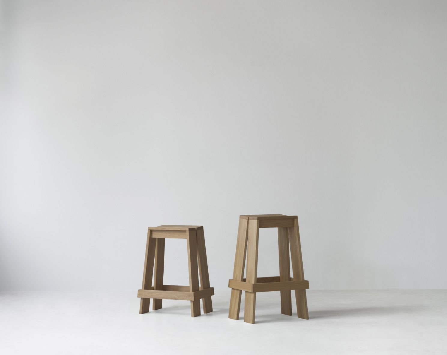 Zwei Let Barstool Barhocker von Normann Copenhagen, Eiche, H 65 cm, minimalistisches Design.