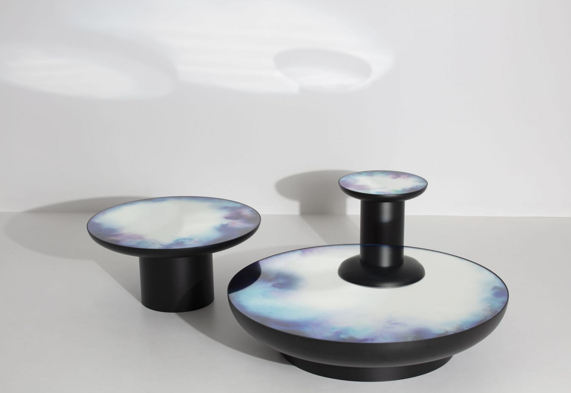 Francis Coffee Table von Petite Friture, runder Couchtisch mit Wolkenmuster und schwarzem Fuß.