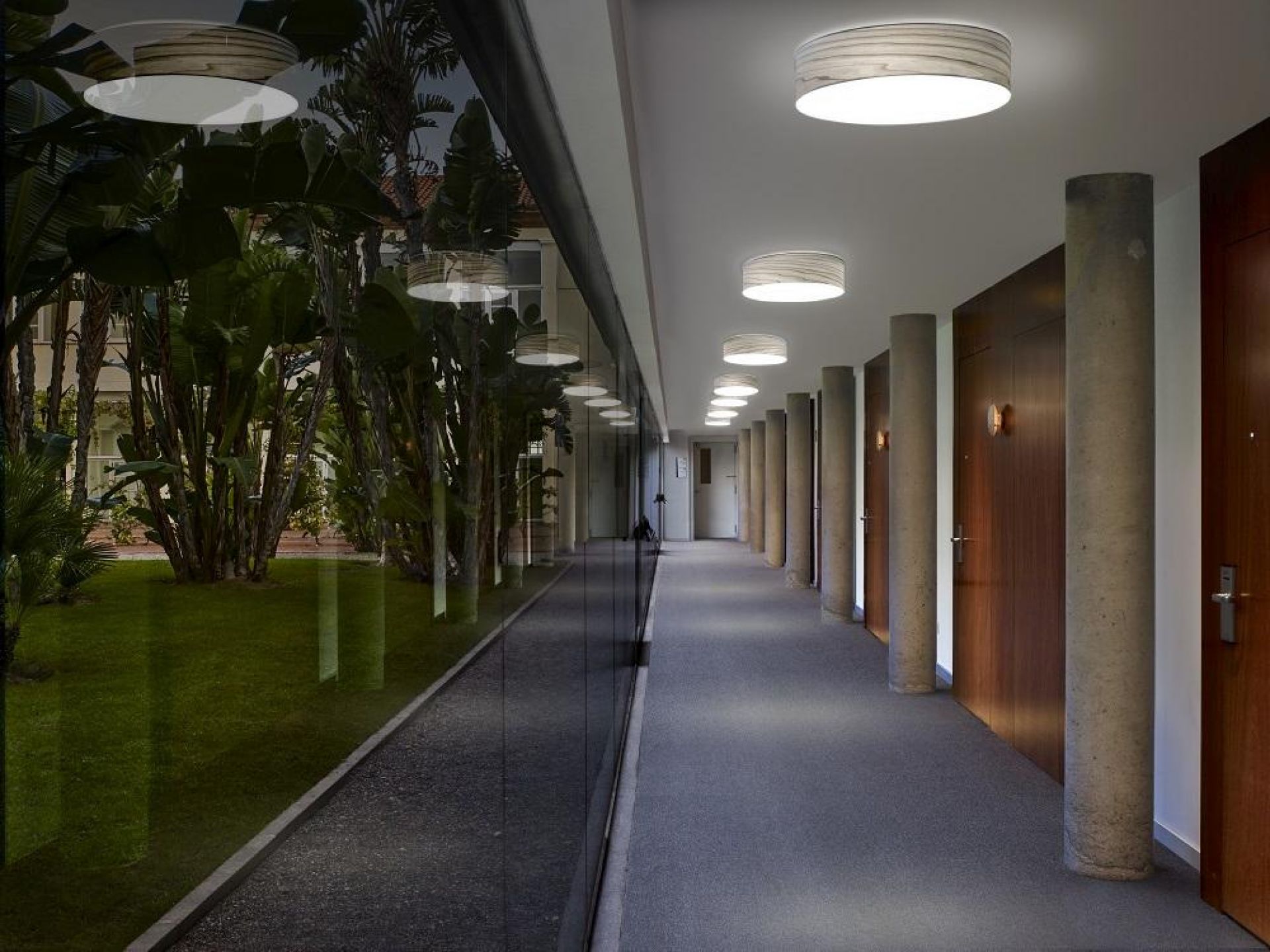 Flur mit Gea LED Deckenleuchten von LZF Lamps, moderne Innenbeleuchtung für stilvolles Ambiente.