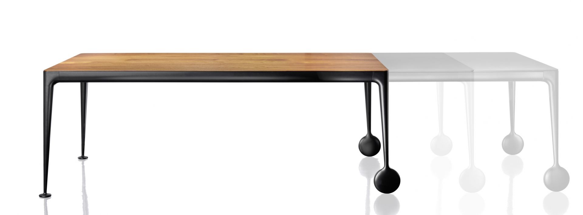 Big Will Table von Magis, rollbarer Tisch mit Holzplatte und schwarzen Beinen mit Rollen.