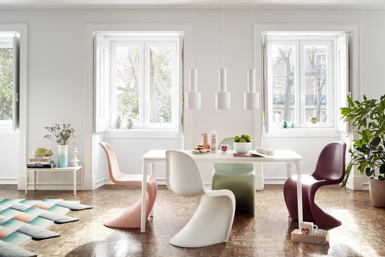 Helles Esszimmer mit Vitra Panton Chairs und Tripod Clock Tischuhr auf dem Fensterbrett.