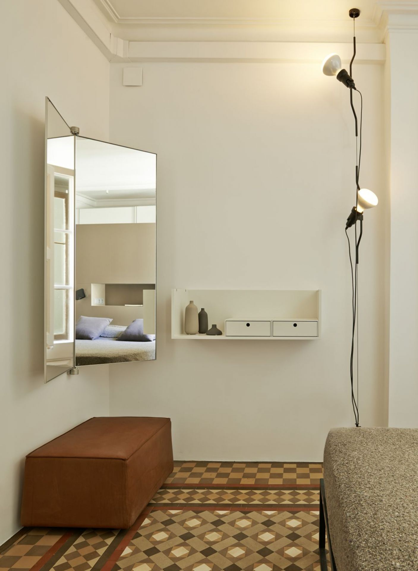 Innenaufnahme mit Flos Parentesi D Lampe, Deckenleuchte mit Dimmer, modernes Design.