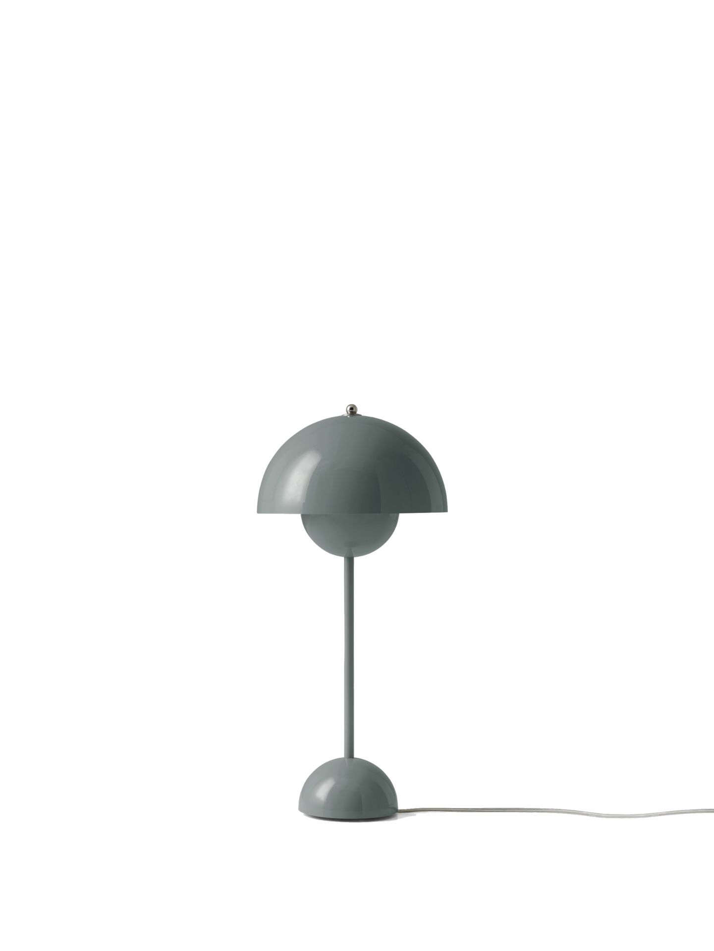 Nahaufnahme der grauen Flowerpot VP3 Tischleuchte von AndTradition, modernes Design für Wohnzimmer und Schlafzimmer.