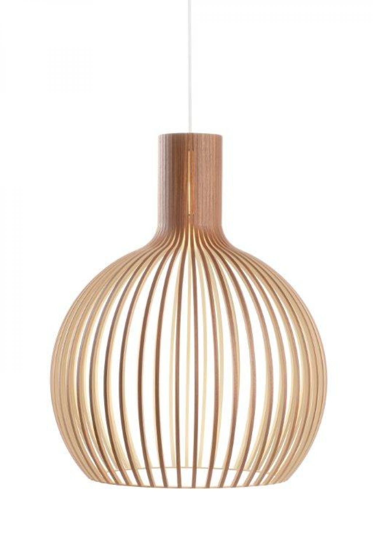 Nahaufnahme der Octo Pendelleuchte von Secto Design, gefertigt aus formverleimtem Birkenholz, skandinavisches Design.
