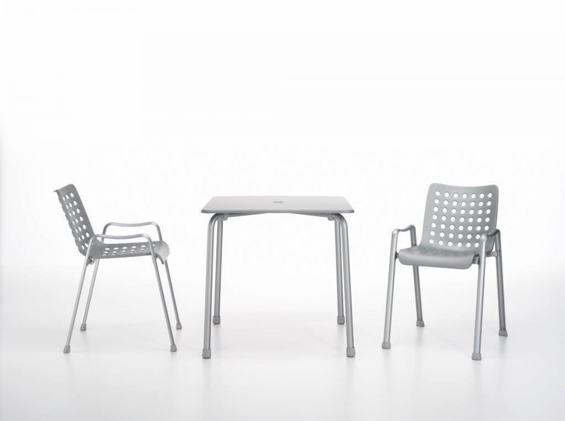 Silberner Landi Stuhl von Vitra mit Armlehnen und passendem Tisch, modernes Design für Garten und Terrasse.