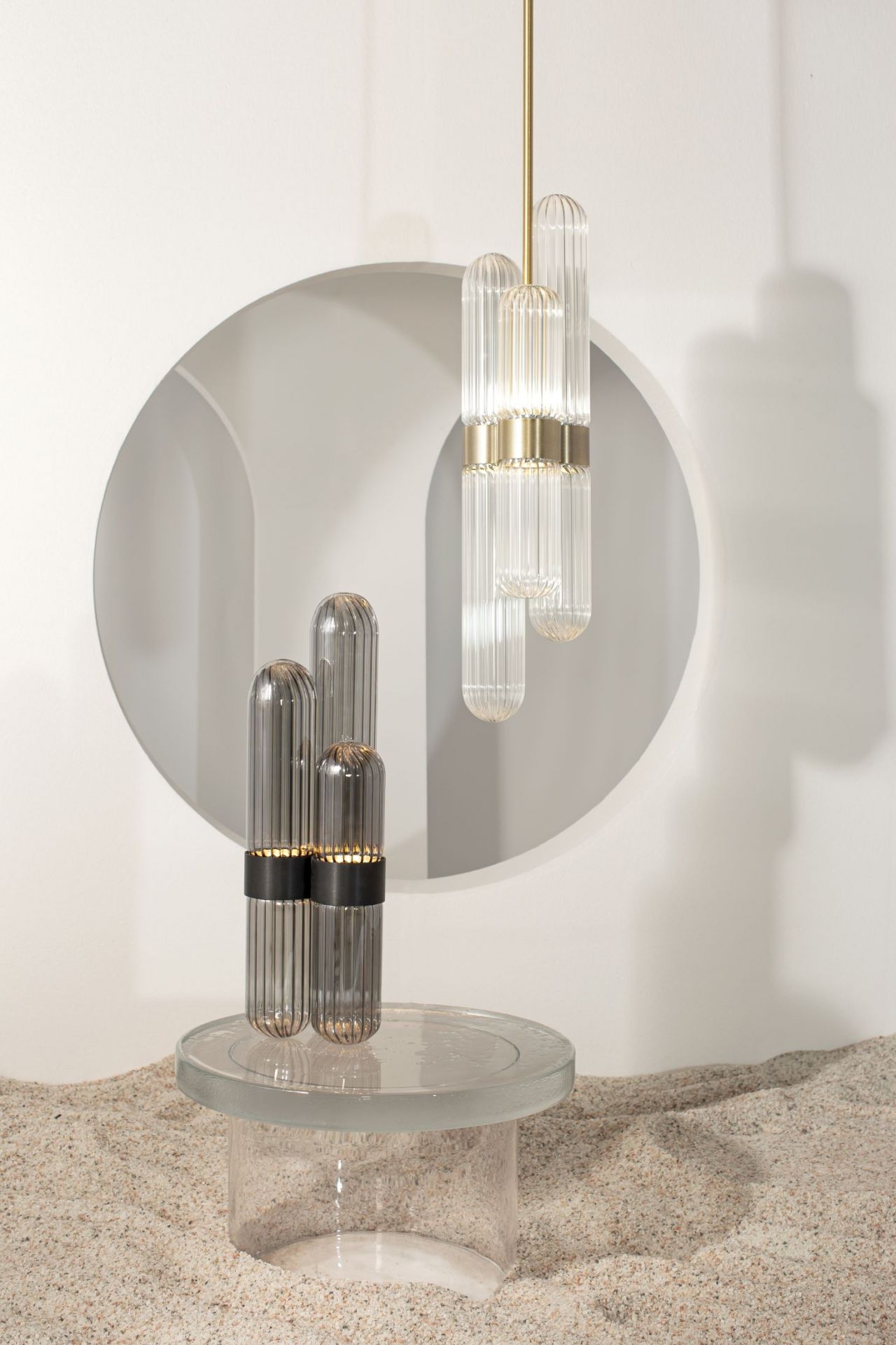Cactus Stehleuchte von Pulpo: Kleine, transparente LED-Lampe mit schwarzem Sockel und Hängelampe.