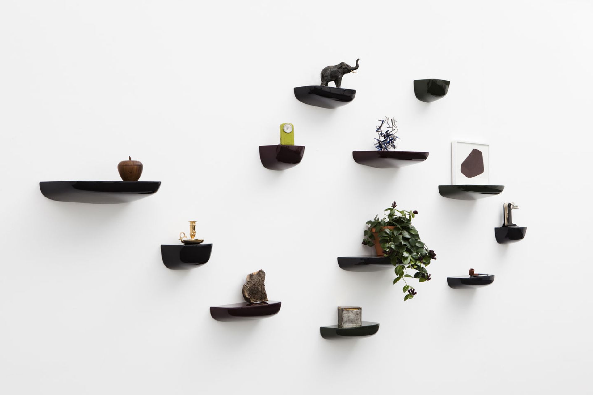 Wandinstallation mit mehreren Corniches Wandboards von Vitra in verschiedenen Farben und Größen.