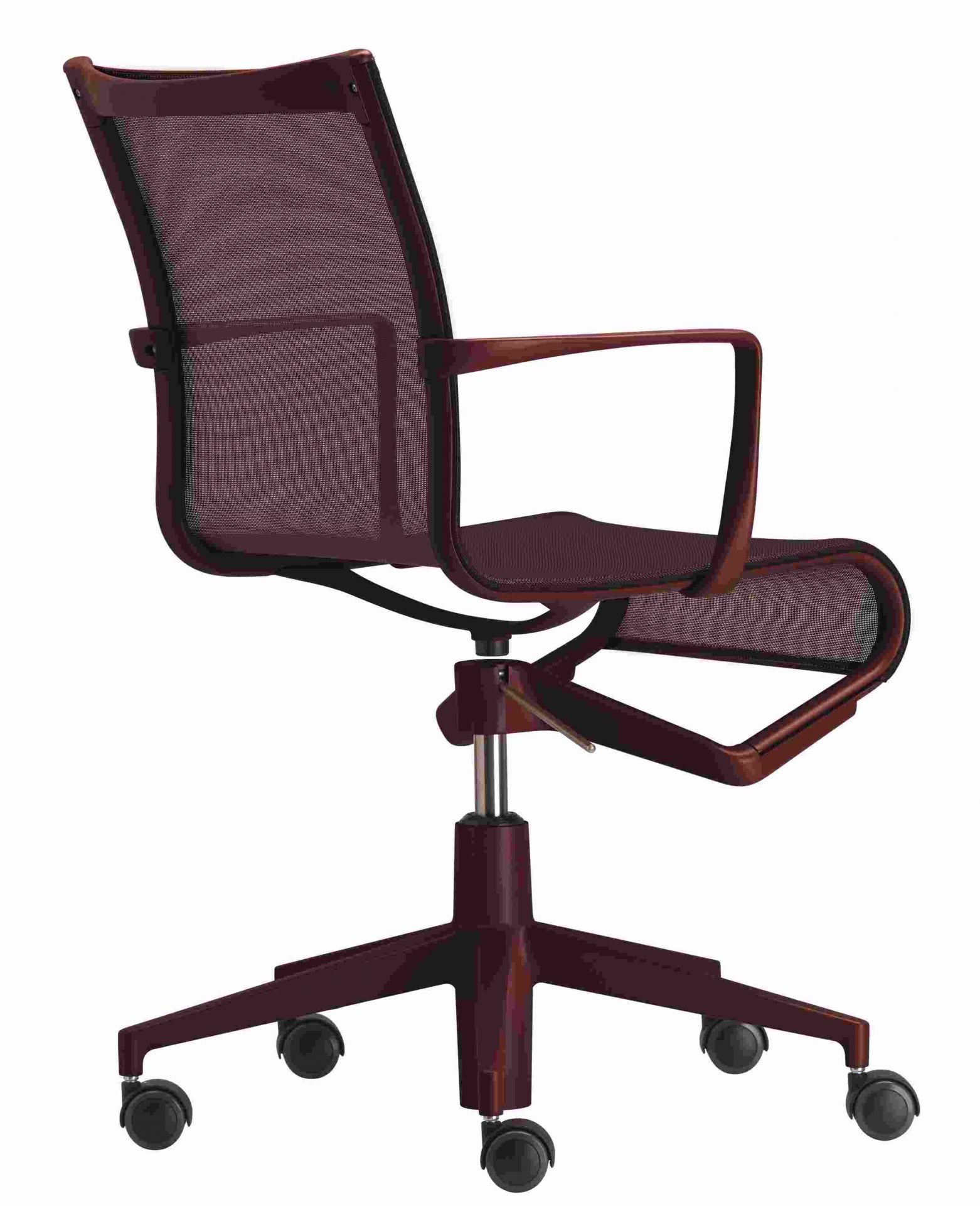 Rollingframe Bürodrehstuhl Alias mit Armlehnen, braunem Netzbezug und Rollen für das Büro.