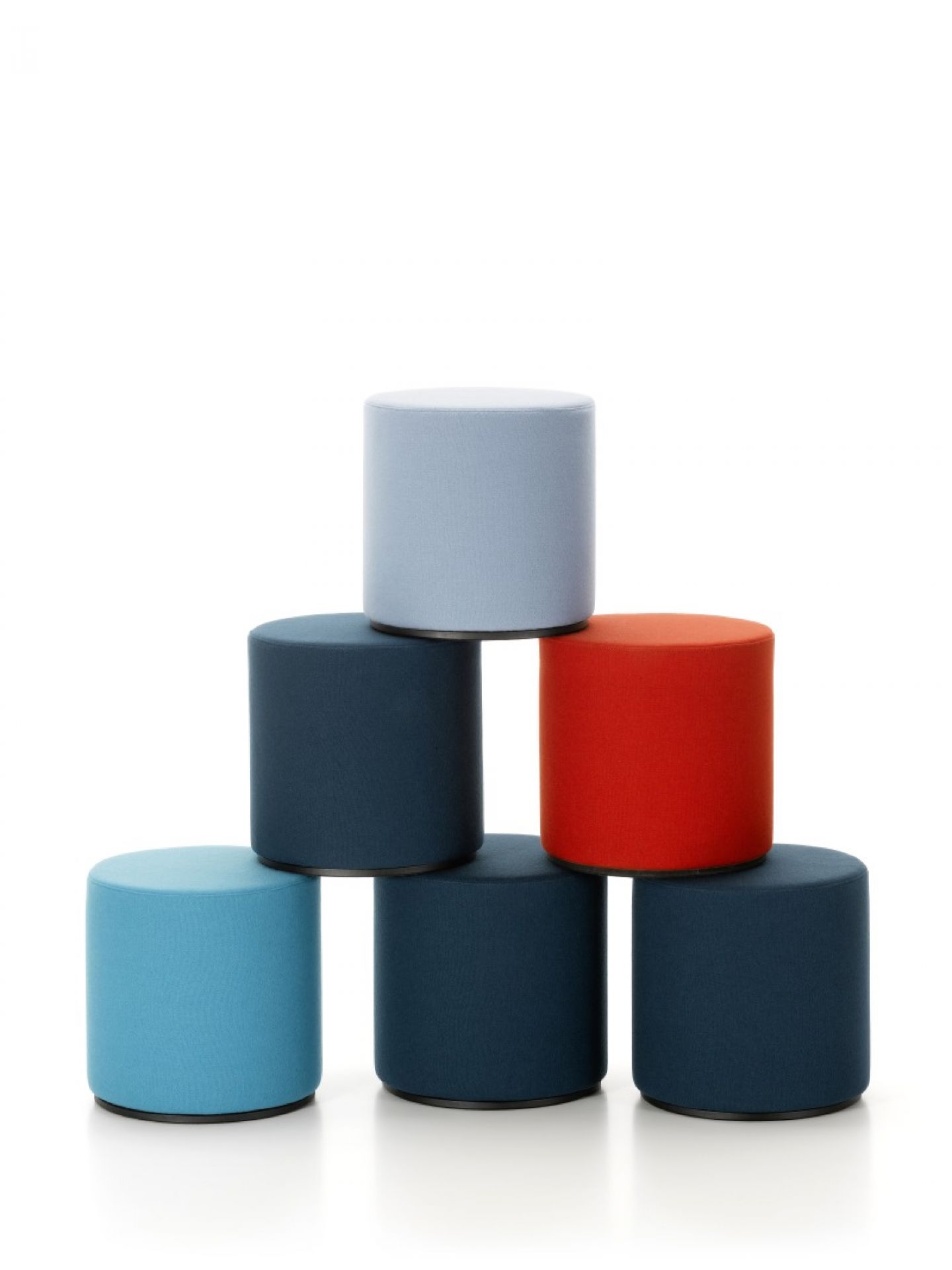 Vitra Hocker Visiona Stool in verschiedenen Farben gestapelt, modernes Sitzmöbel für Büro und Wohnbereich.
