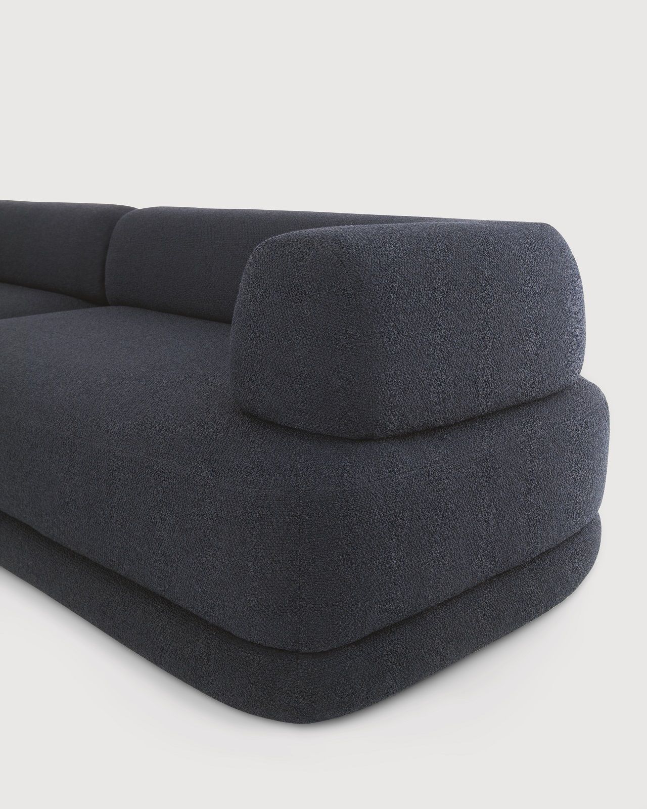 Detailaufnahme des Bumper Sofas von Zanotta, ein modernes Polstermöbel mit dunkelblauem Stoffbezug.