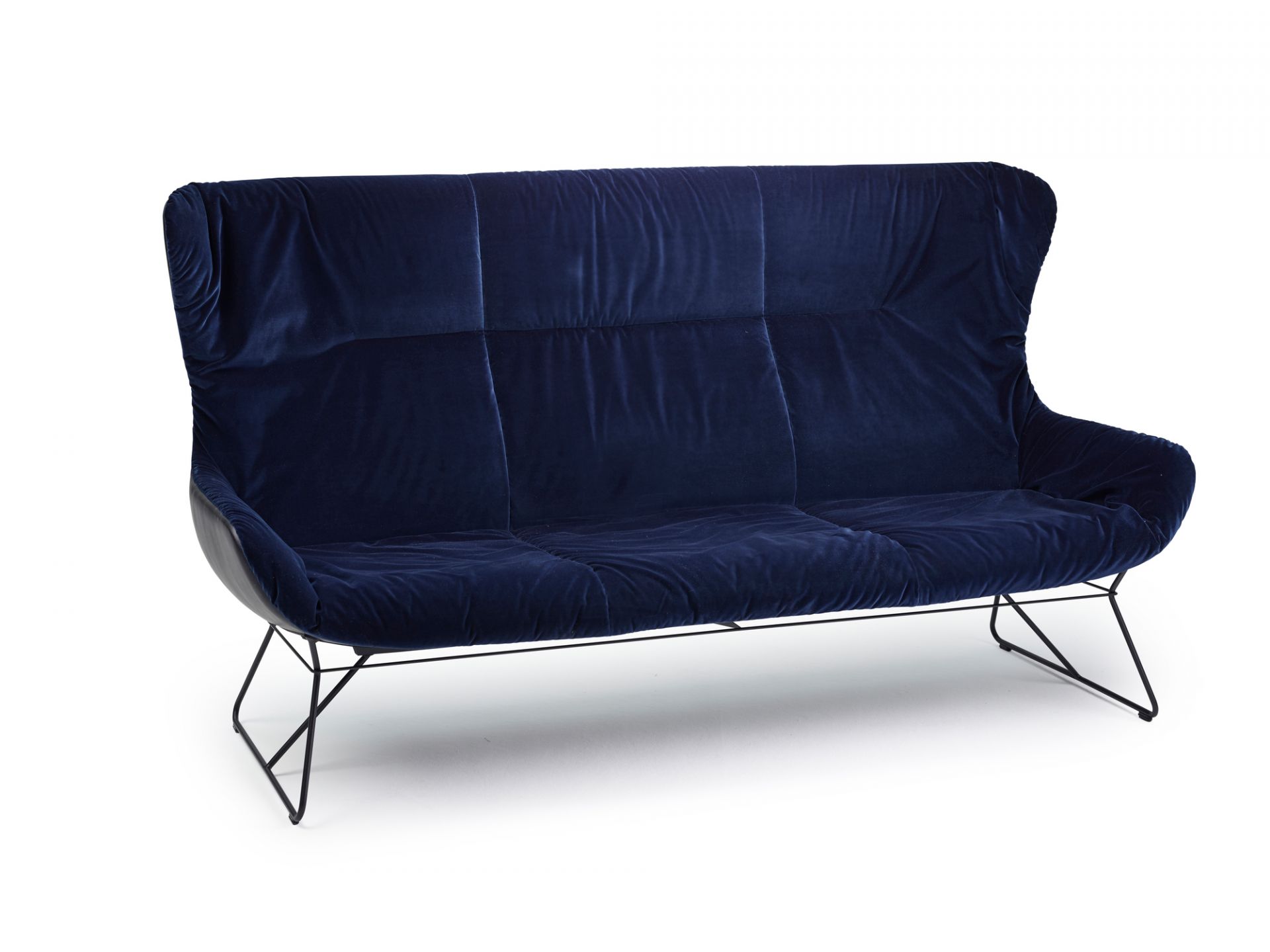 Blaue Leya Wingback Couch von Freifrau Manufaktur mit schwarzem Metallgestell auf weißem Hintergrund.