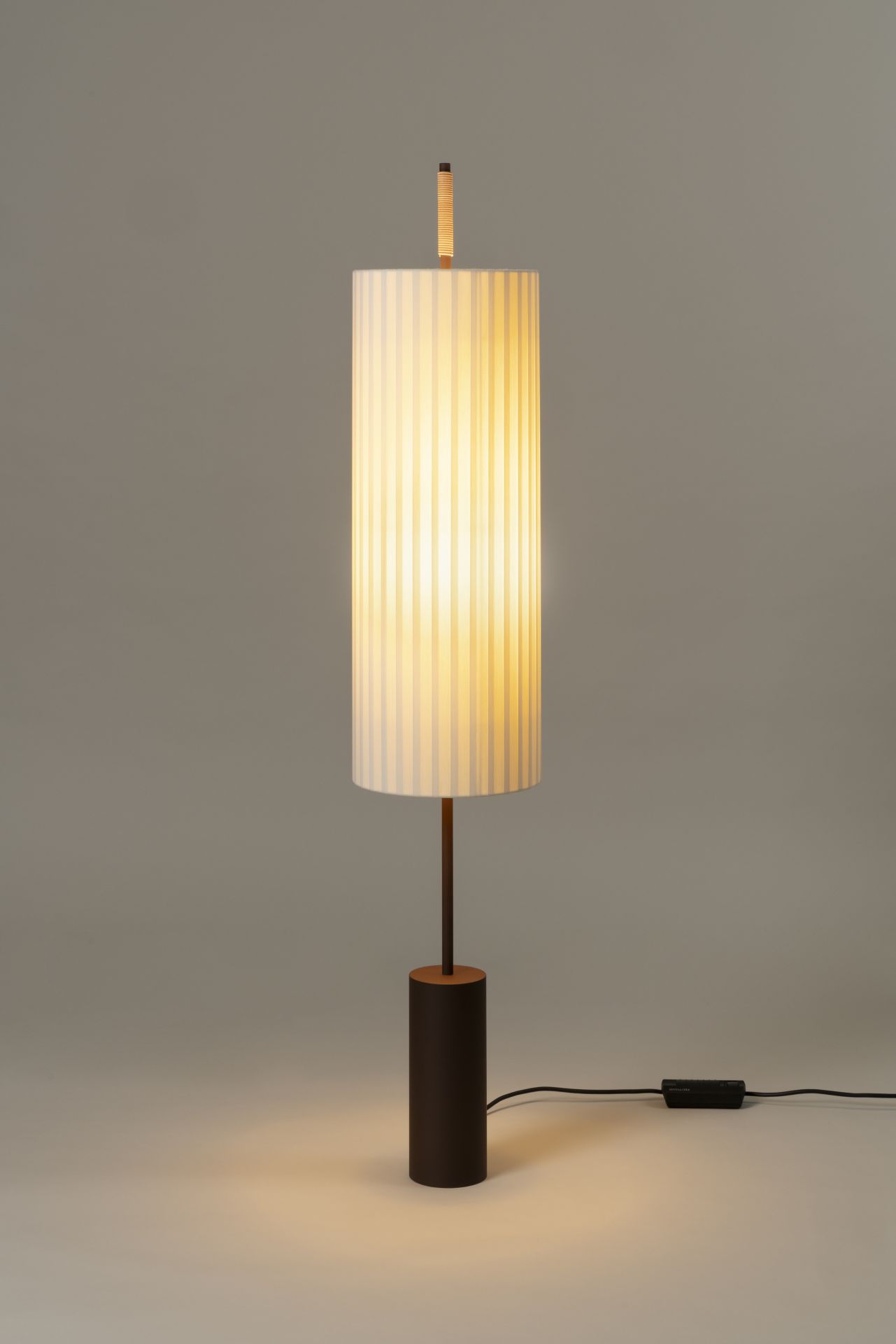 Dorica Stehleuchte von Santa & Cole mit zylindrischem Lampenschirm und warmem Licht. Moderne Stehlampe.