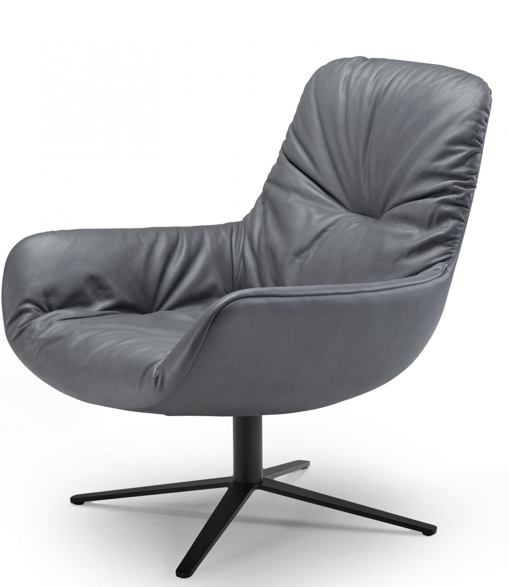 Grauer Leya Lounge Chair von Freifrau Manufaktur mit Drehfuß und weicher Lederpolsterung für entspanntes Sitzen.