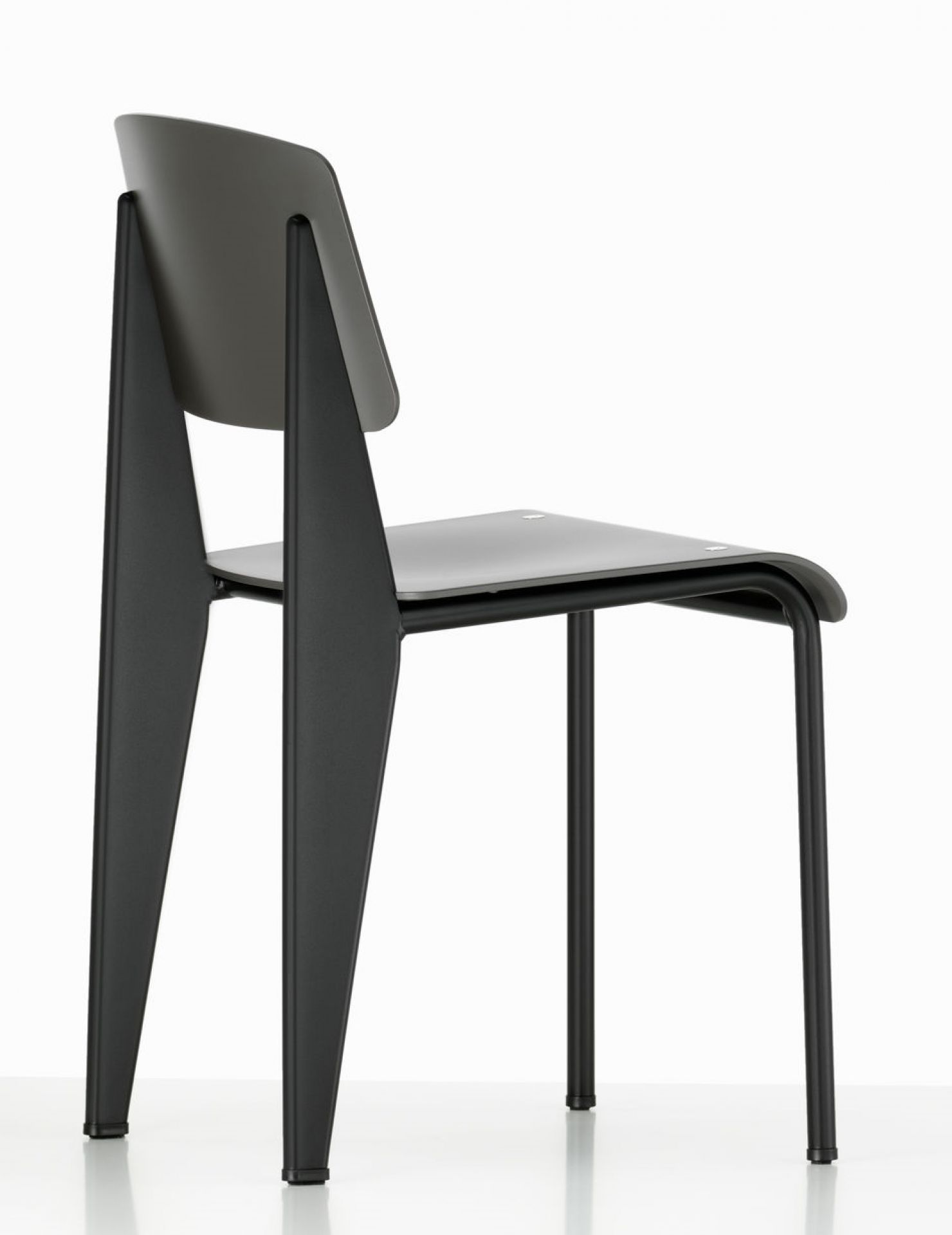 Vitra Stuhl Standard SP, graue Sitzfläche und Rückenlehne, schwarzes Stahlrohrgestell, seitliche Ansicht.