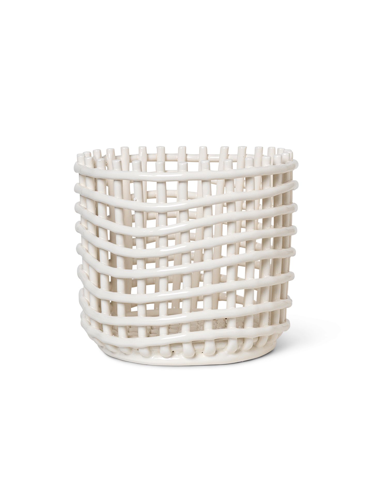 Großer, weißer Keramik Korb von Ferm Living im geflochtenen Design für Pflanzen und Dekoration.