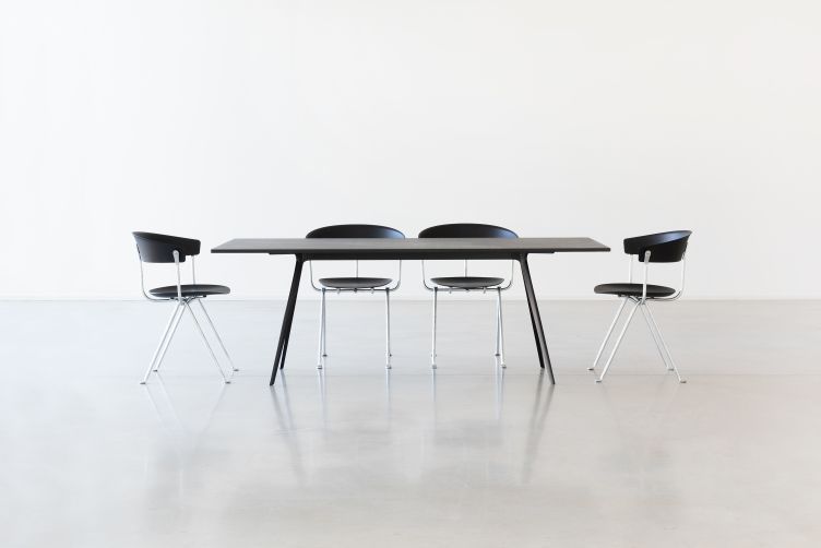 Schwarzer Esstisch mit vier Officina Stühlen von Magis, modernes Design für Esszimmer und Büro.