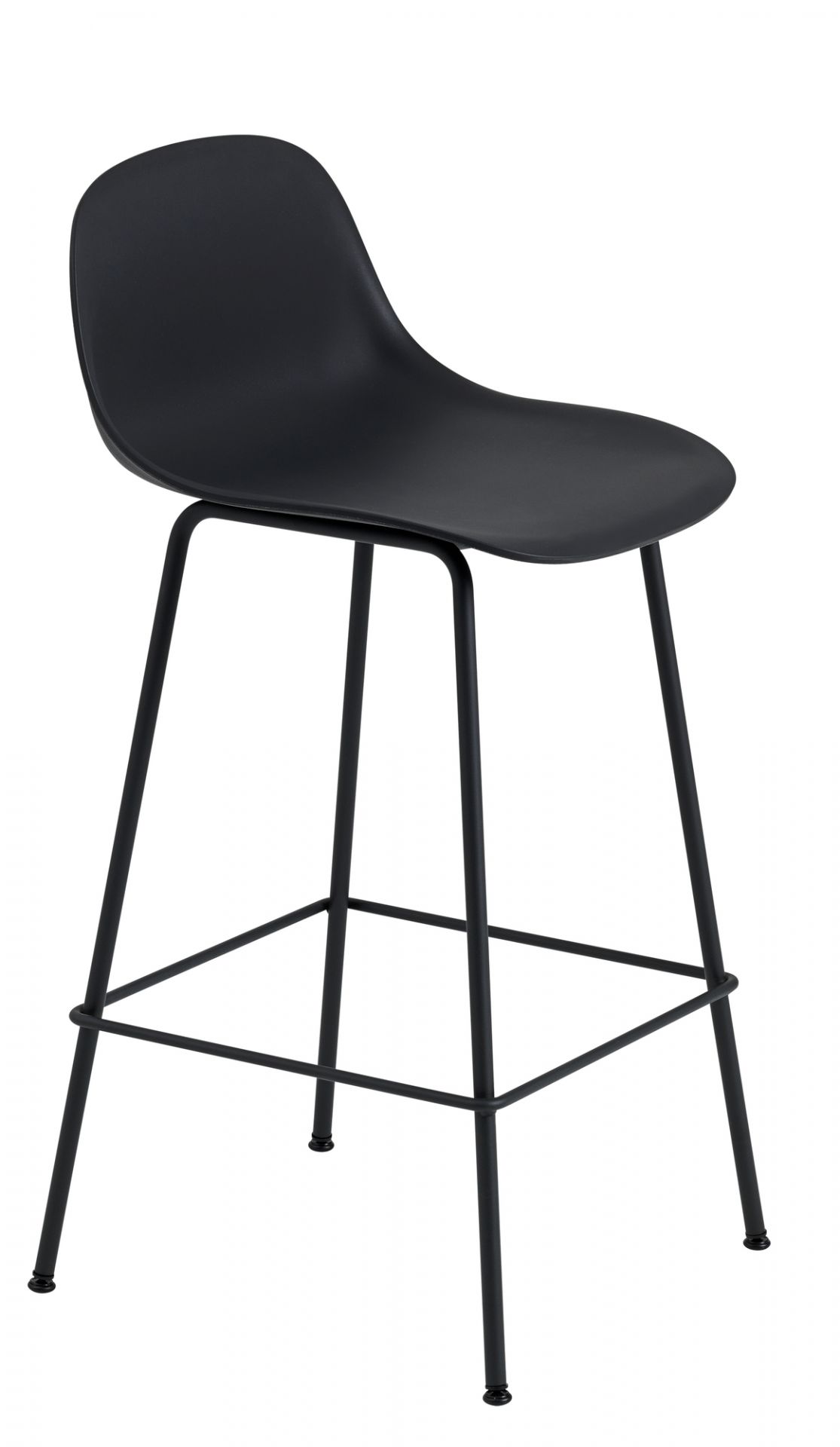 Schwarzer Fiber Counter Stool Barhocker von Muuto mit Rückenlehne und schwarzem Metallgestell, seitliche Ansicht.