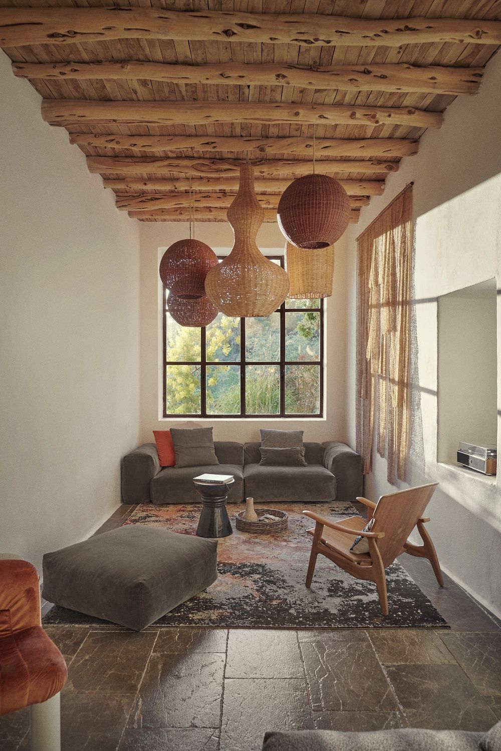Wohnzimmer mit Sofa Set 03, braunem 3,5-Sitzer Sofa, Sessel, Teppich und dekorativen Lampen.