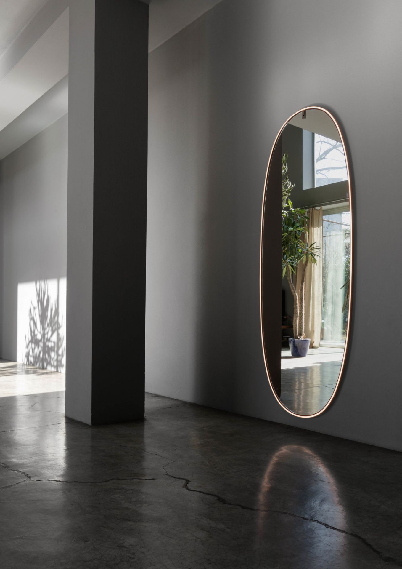 Ovaler Flos Lichtspiegel "La Plus Belle" aus Aluminium, Wandleuchte mit LED-Beleuchtung.