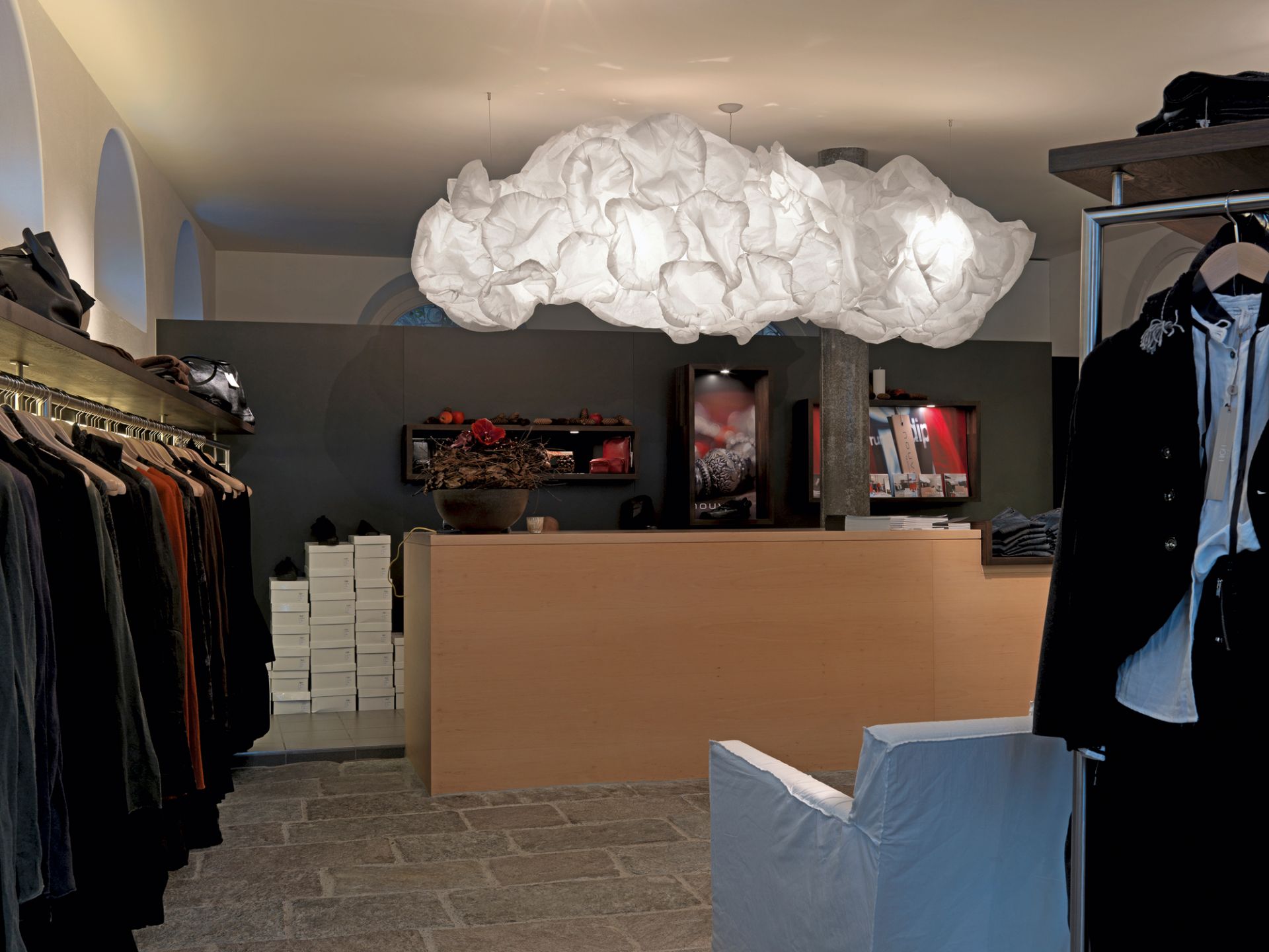 Helle Mamacloud LED Pendelleuchte von Belux in einem modernen Bekleidungsgeschäft, Wolken Design Lampe.