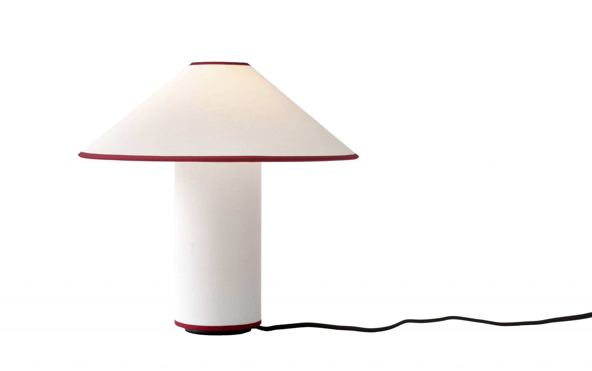 ATD6 Colette Tischleuchte von AndTradition, weiße Stoffleuchte mit rotem Rand, modernes Design für Wohnzimmer und Schlafzimmer.