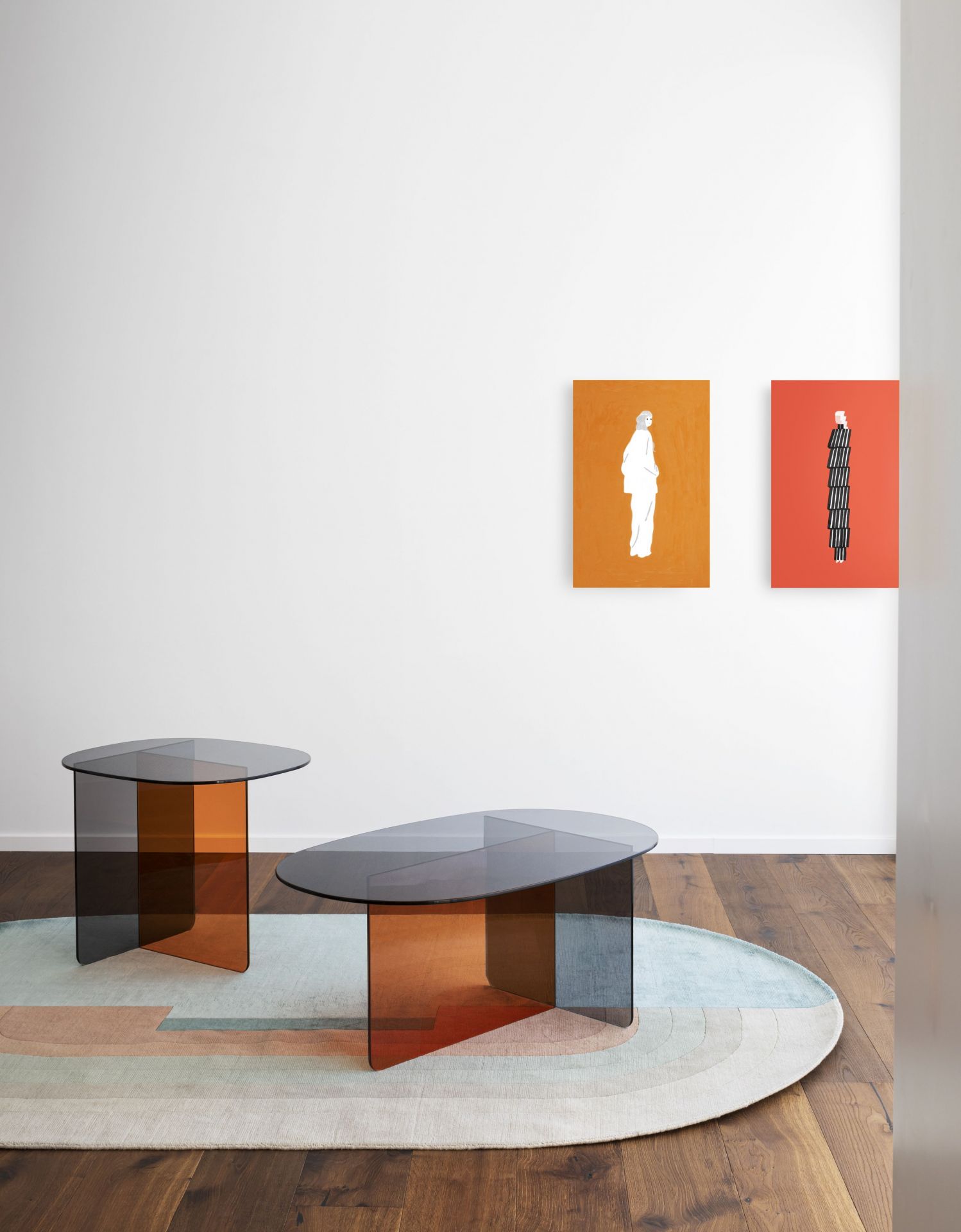 Chap Couchtisch / Beistelltisch von Miniforms aus Glas, B 90 cm, auf Teppich und Holzboden.