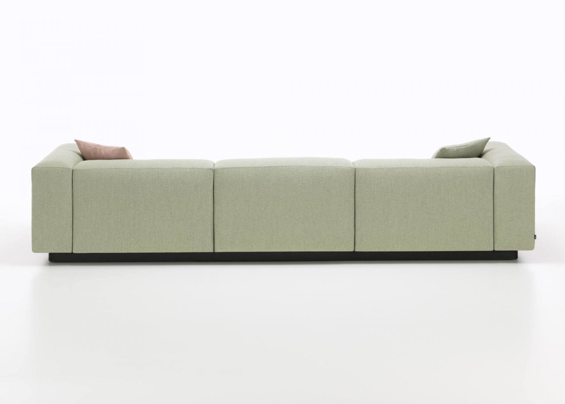 Rückansicht des Soft Modular Sofa Dreisitzer von Vitra in Grün mit Kissen.
