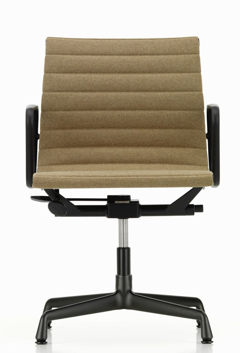 Vitra Aluminium Chair EA 132 in Braun mit schwarzem Fußkreuz, Bürostuhl für Konferenzraum.