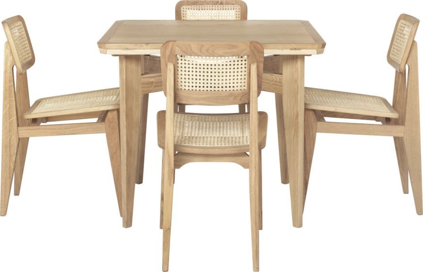 Gubi B-Table Esstisch ausziehbar mit vier Stühlen aus hellem Holz und Wiener Geflecht.