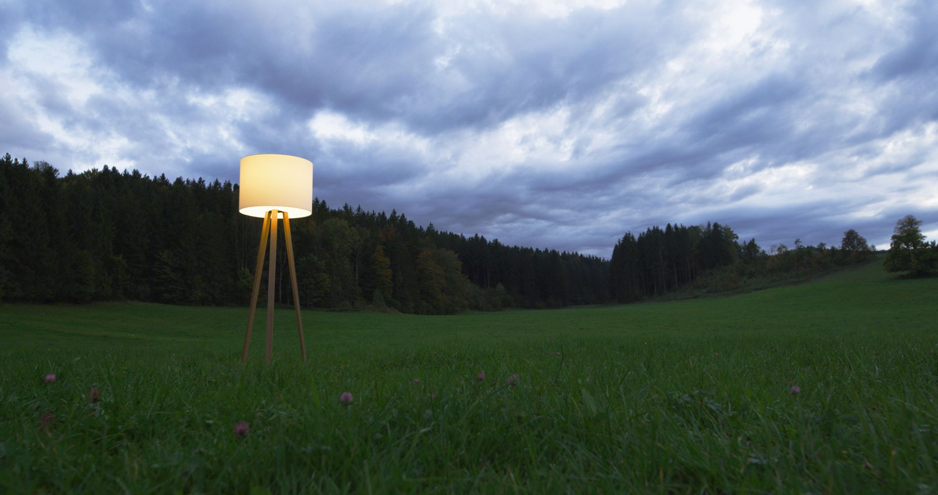 Luca Stand Stehleuchte mit Eichenholz-Beinen und weißem Lampenschirm im Freien. Moderne Stehlampe für Wohnzimmer.