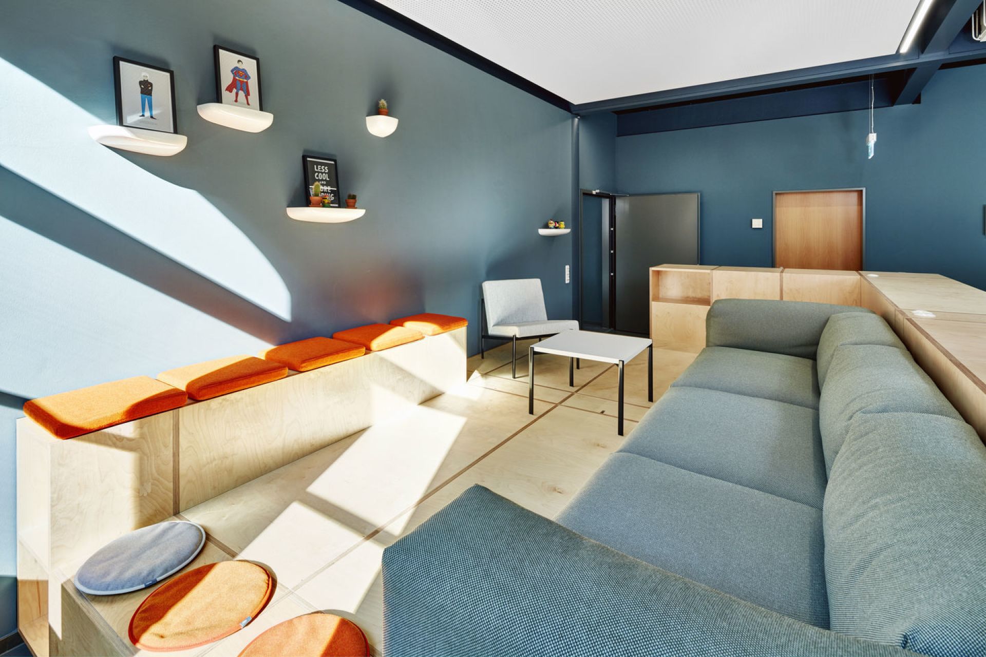 Helles Büro mit blauen Wänden und Vitra Corniches Wandboards zur Dekoration mit Bildern und Pflanzen.
